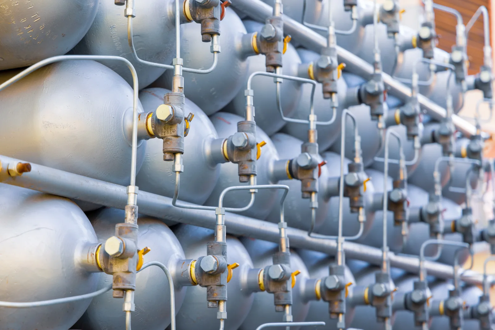 Industrial nitrogen cylinder bank and manifold supplying inert gas to battery-material dryers