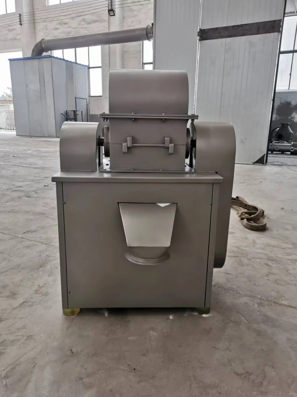 A Coarse Pulverizer for Primary Reduction of Hard Solids