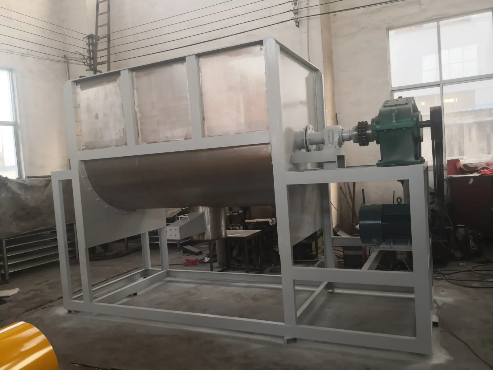 A Horizontal Ribbon Mixer for Efficient Powder and Granule Blending