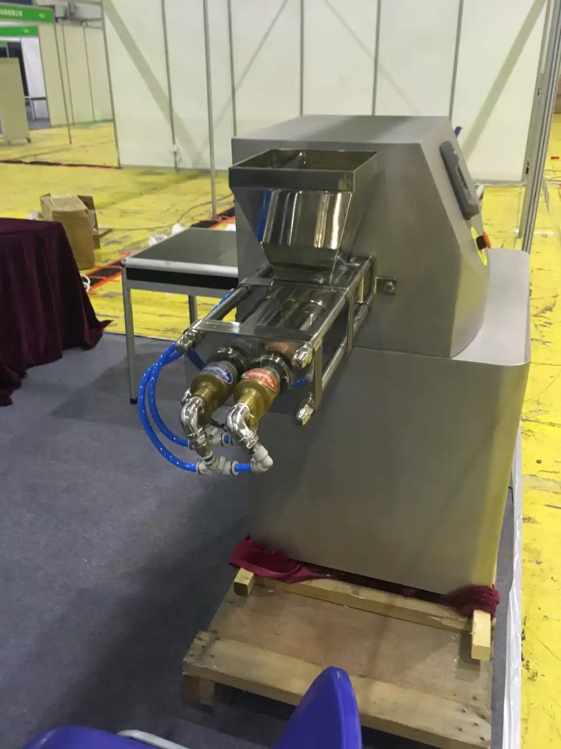 A Screw Extruder Granulator for High-Viscosity Wet Granulation