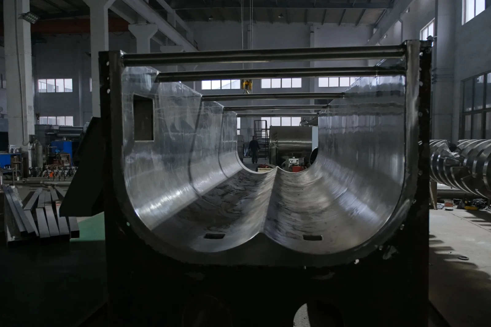 A Vacuum Paddle Dryer with Hollow Wedge Agitators
