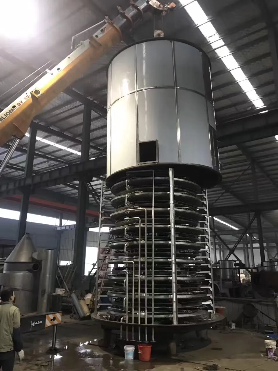 A Vacuum Vertical Plate Dryer for Continuous Conduction Drying